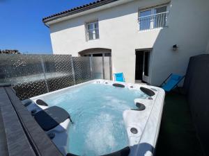 een hot tub in de achtertuin van een huis bij L'hostellerie de Sèvremont in Saint-Michel-Mont-Mercure