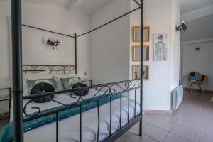 a bedroom with a black bunk bed in a room at Hôtel Le Méditerranée in Hyères