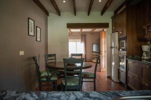 uma cozinha e sala de jantar com mesa e cadeiras em Villa Morera Garden Villa 5 pers, 2 bedrooms with extra rooms when needed em Frigiliana