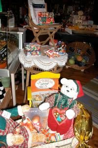 a table topped with lots of christmas presents at Privatzimmer Alte Schule in Suderburg