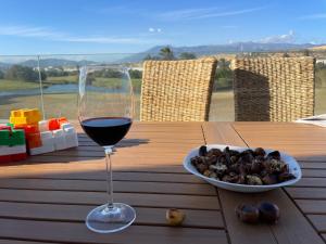 un verre de vin assis sur une table avec une assiette de nourriture dans l'établissement Casa 41, à Almerimar