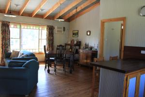 Ruang duduk di Lovedale Cottages Hunter Valley