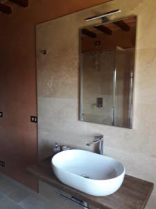 モンテ・サン・サヴィーノにあるCasolare il Moroのバスルーム(白い洗面台、鏡付)
