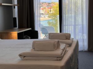 Postel nebo postele na pokoji v ubytování Hotel Millenium deluxe