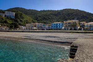 Gallery image of BigBlue luxury apartments in Poros