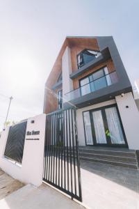 ein Haus mit einem schwarzen Tor davor in der Unterkunft Bliss House Đà Lạt in Da Lat