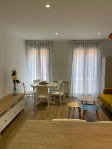 a living room with a table and a yellow couch at Estrada Suites in Ávila