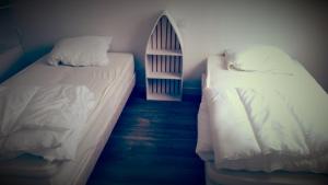 プロムールにあるTY Maelouのベッド2台が隣同士に設置された部屋です。