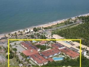 uma vista aérea de um resort junto ao oceano em BOULEVARD DA PRAIA Apart Hotel Beira mar em Porto Seguro