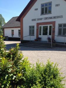 ein Gebäude mit einem Schild, das ihre Sicherheitsfeuerstellen liest in der Unterkunft Kirke Saaby Forsamlingshus in Kirke Såby