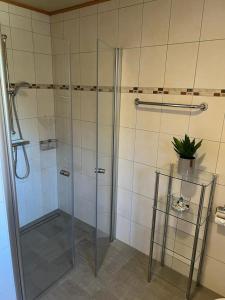 クルムホルンにあるFerienhaus Antje Greetsiel Nordseeのガラスドア付きのシャワー付きのバスルーム +30枚の写真