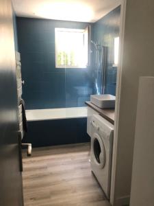 La salle de bains est pourvue d'un lave-linge et d'une fenêtre. dans l'établissement Maison au calme avec parking en petite Camargue, à Beauvoisin 11 autres photos