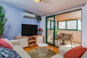TV a/nebo společenská místnost v ubytování Apartment Maslina ( center of Split)