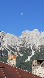 A general mountain view or a mountain view taken from a vendégházakat
