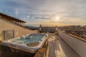 una vasca da bagno posta in cima a un balcone di Tra cielo e terra a Montefalco