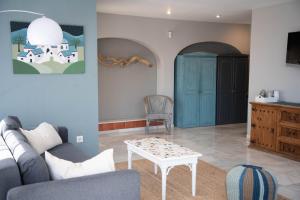 uma sala de estar com um sofá e uma mesa em Villa Morera Bed & Breakfast em Frigiliana