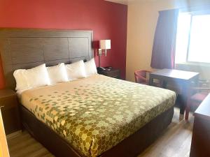 Postel nebo postele na pokoji v ubytování Econo Lodge Inn & Suites Corning