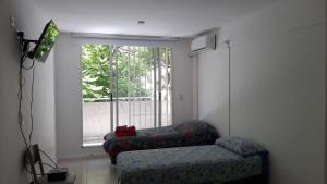 Una sala de estar con un sofá y una ventana. en ROSARINO, en Rosario