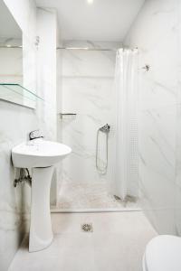 アムーダラ・イラクリオンにあるKostas Maria Studiosの白いバスルーム(シンク、シャワー付)
