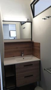La salle de bains est pourvue d'un lavabo et d'un miroir. dans l'établissement Résidence Alpinéa Mottaret, 3 à 5pers, à Méribel