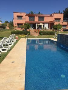 una piscina davanti a una casa di Palais d'hôtes a Salé