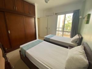 Una cama o camas en una habitación de Sunterra 2 bedroom apartment 7 fotos más