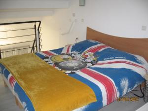 Krevet ili kreveti u jedinici u objektu Appartement avec chambre en mezzanine