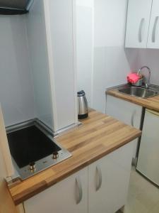 a small kitchen with a sink and a counter top at Casa Epi - Encantador apartamento en el centro de Granada - Barrio Realejo in Granada