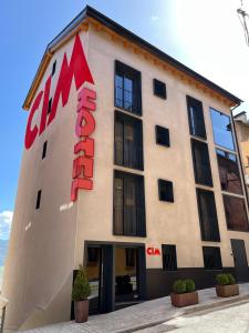 un edificio con una señal roja en el costado. en CIM HOTEL BOUTIQUE, en Puigcerdà