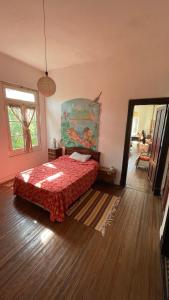 1 dormitorio con 1 cama con edredón rojo en La Antigua Casa Terrén en Solís