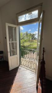 una puerta abierta a un balcón con vistas en La Antigua Casa Terrén en Solís