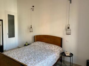 A bed or beds in a room at Il gallo di Eracle - Charming suites & rooms