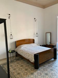 A bed or beds in a room at Il gallo di Eracle - Charming suites & rooms