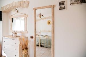 una camera da letto con specchio e letto di Dimora Aia Piccola ad Alberobello