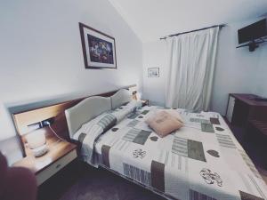 Hotel Le Corti tesisinde bir odada yatak veya yataklar