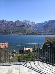 vista su una cassa d'acqua con montagne di Casa Olive 2 a Oliveto Lario