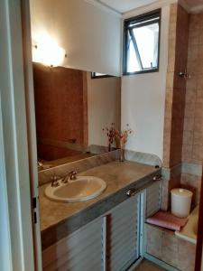 Ένα μπάνιο στο Excelente departamento, a metros del Shopping Paso del Paraná, vista al río Paraná, cochera techada privada - silencio - ideal para descansar - barrio residencial - Cámaras de seguridad 24hs - unidad Monitoreada +28 φωτογραφίες