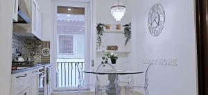 A kitchen or kitchenette at CASA PAOLINA NEL CENTRO DI BRACCIANO