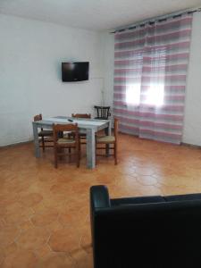 TV a/nebo společenská místnost v ubytování house scoglio di scibiliana