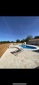 una gran piscina con una valla alrededor en Holiday home “MARKO” with heated pool! en Nin