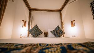 Ein Bett oder Betten in einem Zimmer der Unterkunft Sansi Kendwa Beach Resort