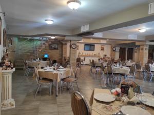 Restoran või mõni muu söögikoht majutusasutuses Hotel Suprem