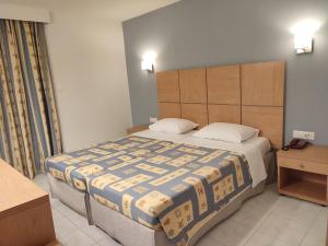 Postel nebo postele na pokoji v ubytování Flisvos Hotel + 24 fotografií