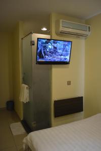 TV a/nebo společenská místnost v ubytování Putra One Avenue Hotel