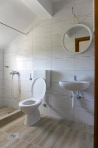 Koupelna v ubytování Apartmani Matej + 32 fotografií