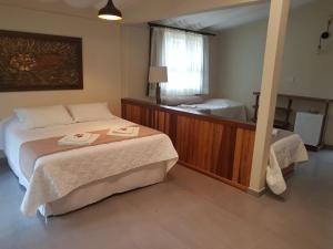 um quarto de hotel com duas camas e um espelho em Gamboa Eco Refugio Pousada em Iporanga