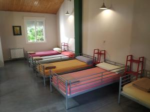 Katil atau katil-katil dalam bilik di Albergue de la Piedra