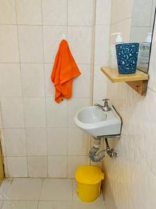 Un baño de Lovely apartment near town with WiFi and parking
