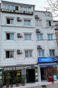 un bâtiment blanc avec un panneau dessus dans l'établissement AVRASYAQUEEN HOTEL, à Istanbul