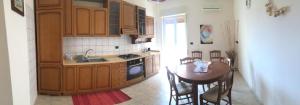 Ett kök eller pentry på Lucy Home Lussuoso appartamento Recanati mare